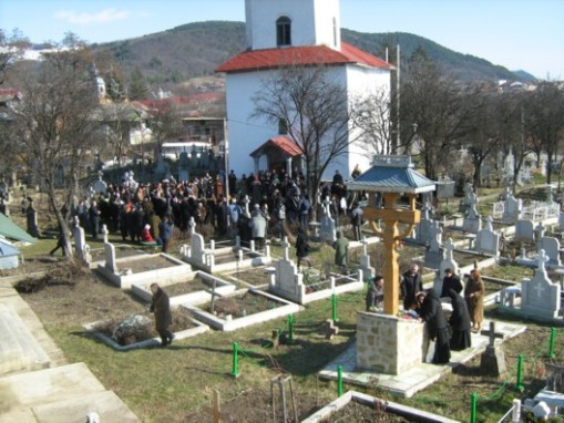 Troita, cimitirul si Biserica Sfintii Imparati Constantin si Elena